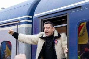 Simion invocă o „revoltă în stil Nepal” pentru Parlamentul României